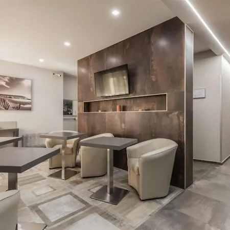 Cavour Luxury Готель Болонья